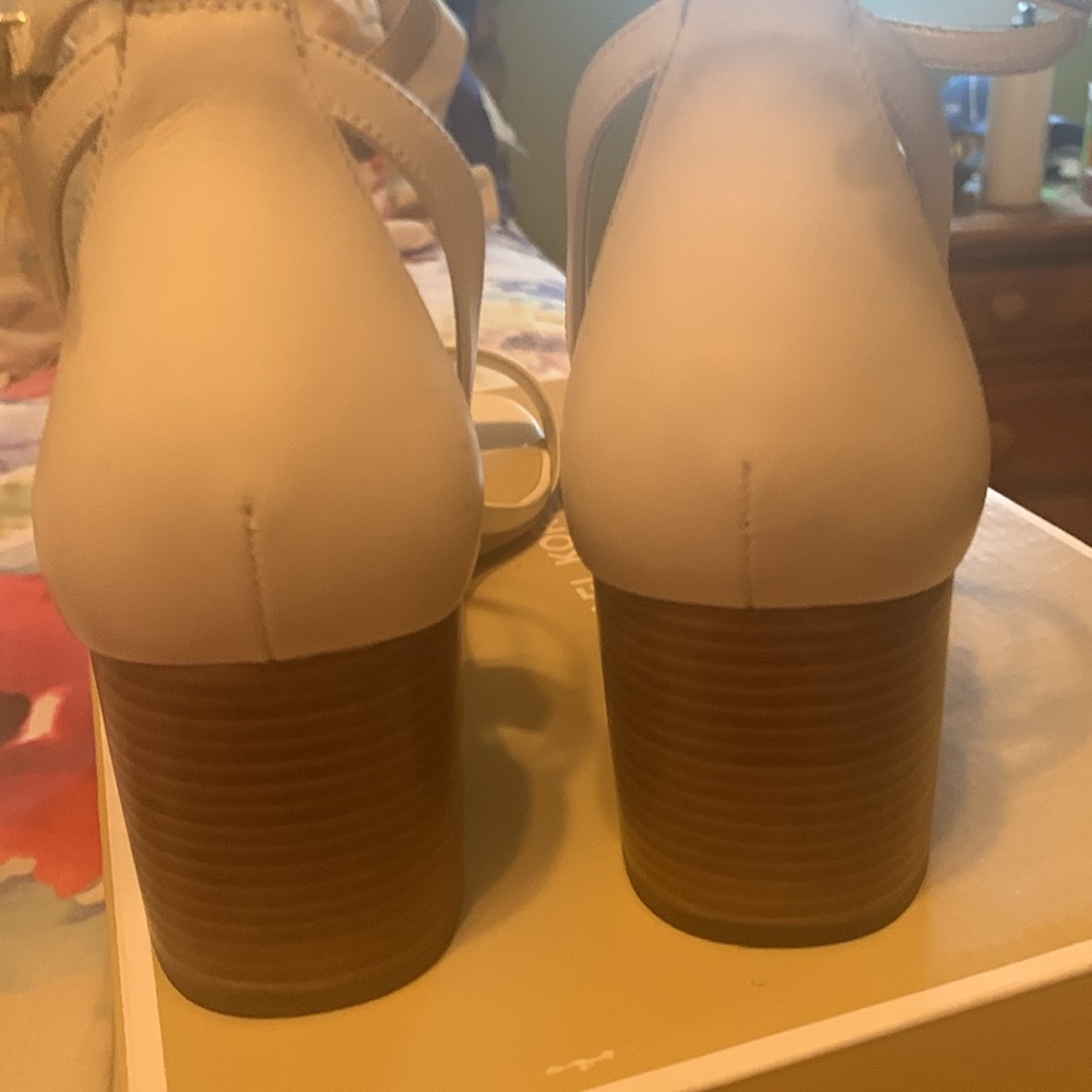 Michael Michael Kors Like New Leather Dress Sandals. Beautiful light cream, 10. - Picture 7 of 7